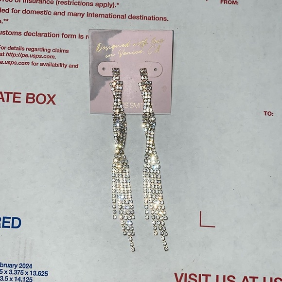 Jewelry - 〽️NWT adorable jeweled dangling earrings!
